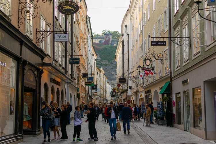 Visita la calle comercial más bonita de Salzburgo.