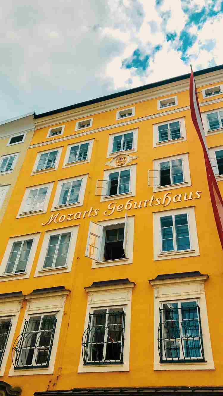 Vista la casa natal de Mozart una parada imprescindible de Salzburg en un día.