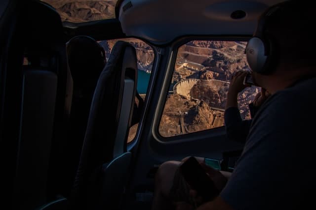 Montar en helicóptero en el Gran Cañón