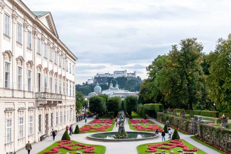 MEjores vista a la fortaleza de Salzburgo desde jardines y palacio Mirabell.