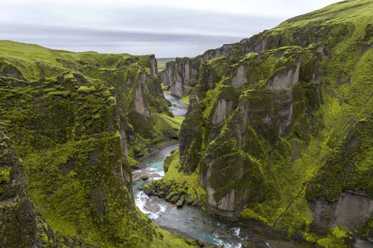 Descubre el mágico cañón de Fjaðrárgljúfur en Islandia.