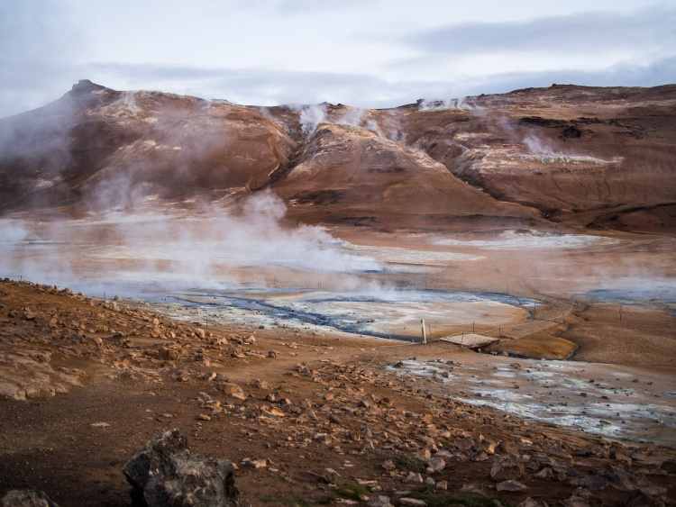 Tierra de volcanes y actividad geotérmica en Islandia landmannalaugar.