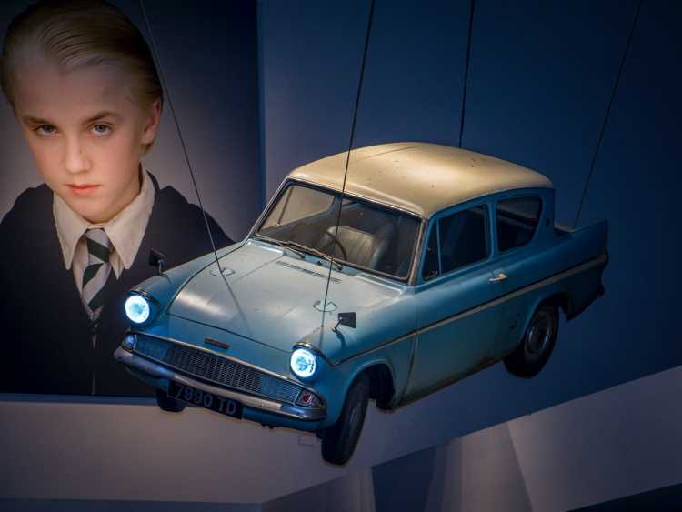 También puedes optar por ir en coche mágico a los estudios de Harry Potter.
